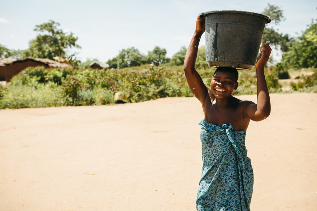 Malawi_woman_water_1